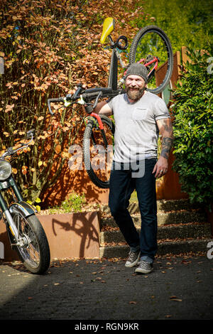 Porträt des Menschen Umschalten von Motorrad Fahrrad Stockfoto