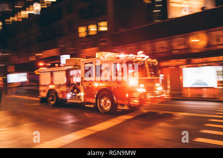 USA, New York City, fire truck entlang der Straße kommenden Stockfoto