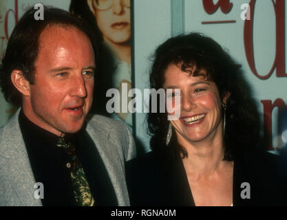 WESTWOOD, CA - 29. NOVEMBER: Schauspieler Arliss Howard und Schauspielerin Debra Winger besuchen Gramercy Pictures'' eine gefährliche Frau" Premiere am 29 November, 1993 bei Mann Regent Theatre in Westwood, Kalifornien. Foto von Barry King/Alamy Stock Foto Stockfoto