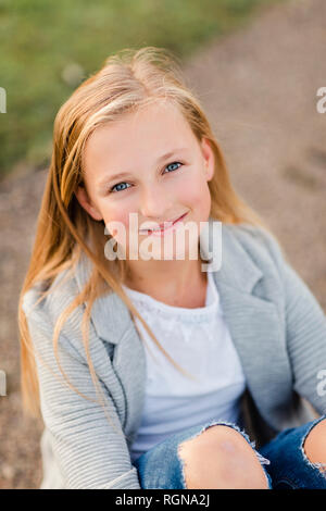 Porträt von lächelnden blonden Mädchen Stockfoto