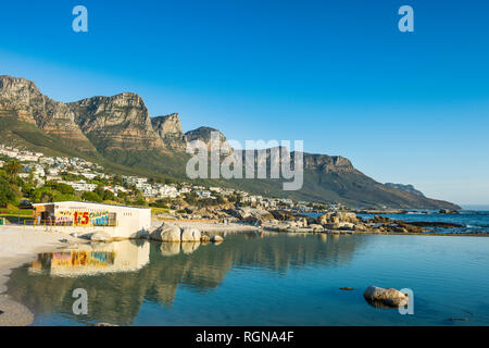 Südafrika Camps Bay mit dem Tafelberg im Hintergrund, einem Vorort von Kapstadt. Stockfoto