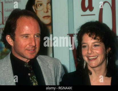 WESTWOOD, CA - 29. NOVEMBER: Schauspieler Arliss Howard und Schauspielerin Debra Winger besuchen Gramercy Pictures'' eine gefährliche Frau" Premiere am 29 November, 1993 bei Mann Regent Theatre in Westwood, Kalifornien. Foto von Barry King/Alamy Stock Foto Stockfoto