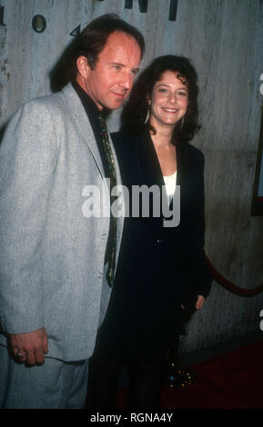 WESTWOOD, CA - 29. NOVEMBER: Schauspieler Arliss Howard und Schauspielerin Debra Winger besuchen Gramercy Pictures'' eine gefährliche Frau" Premiere am 29 November, 1993 bei Mann Regent Theatre in Westwood, Kalifornien. Foto von Barry King/Alamy Stock Foto Stockfoto