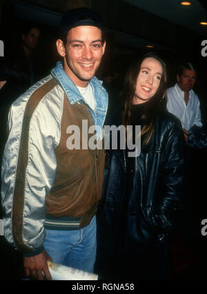 WESTWOOD, CA - 29. NOVEMBER: Ein Schauspieler besucht Gramercy Pictures'' eine gefährliche Frau" Premiere am 29 November, 1993 bei Mann Regent Theatre in Westwood, Kalifornien. Foto von Barry King/Alamy Stock Foto Stockfoto