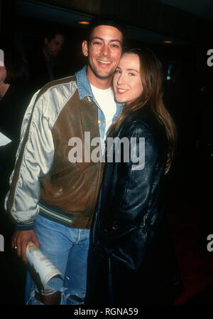 WESTWOOD, CA - 29. NOVEMBER: Ein Schauspieler besucht Gramercy Pictures'' eine gefährliche Frau" Premiere am 29 November, 1993 bei Mann Regent Theatre in Westwood, Kalifornien. Foto von Barry King/Alamy Stock Foto Stockfoto