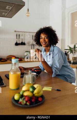 Frau mit einem gesunden Frühstück in Ihrer Küche Stockfoto