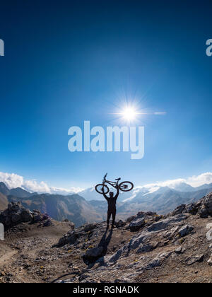 Grenzregion Italien Schweiz, jubelnde Menschen mit dem Mountainbike am Gipfel des Piz Umbrail-pass Stockfoto