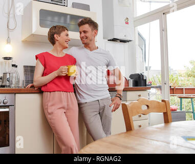 Glückliches Paar zu Hause in einer Kaffeepause in der Küche Stockfoto