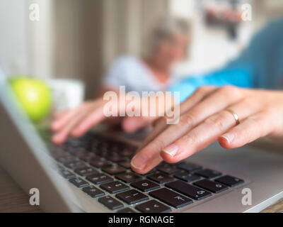 Hände auf Laptop Tastatur Stockfoto