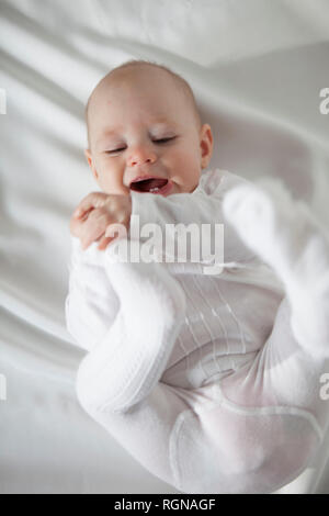 Portrait von Baby Mädchen spielen mit Fuß Stockfoto
