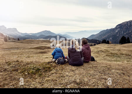 Italien, Südtirol, Geissler Gruppe, Familie, Wandern, sitzen auf der Wiese Stockfoto