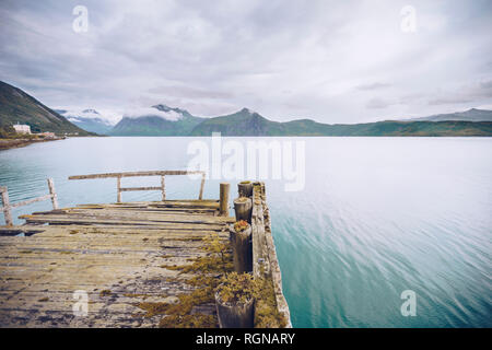 Norwegen, Senja, baufälligen Anlegestelle an der Küste Stockfoto