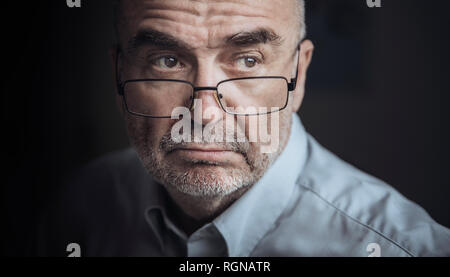 Porträt von Ernst Suche älteren Mann mit Brille Stockfoto
