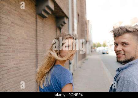 Belgien, Tongeren, glückliches junges Paar in der Stadt Stockfoto