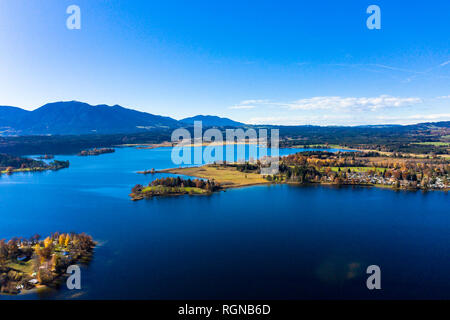 Deutschland, Bayern, Ostallgäu, Landkreis Garmisch-Partenkirchen, Alpenvorland, Luftaufnahme von Staffelsee See mit Inseln Stockfoto