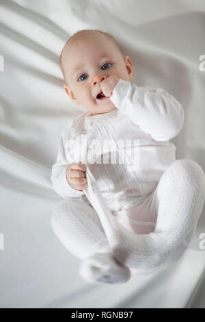 Portrait von Baby Mädchen in weißen Kleidern, Stockfoto