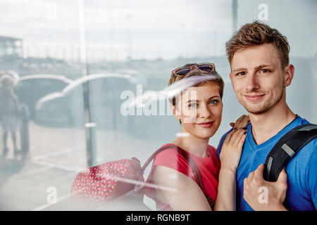 Portrait von lächelnden Paar am Flughafen Stockfoto