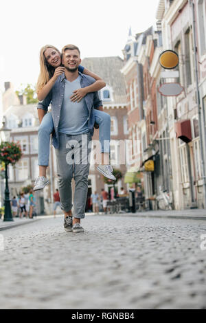 Niederlande, Maastricht, glückliches junges Paar in der Stadt Stockfoto