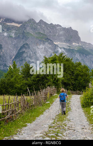 Albanien, Shkoder County, Albanischen Alpen, Theth Nationalpark, Theth, weibliche Wanderer Stockfoto