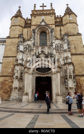 Fassade des Klosters Santa Cruz mit gotischen Manuelinischen und Renaissance Inspiration, im historischen Zentrum von Coimbra, Portugal Stockfoto