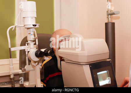 Moderne tonometer in der Augenarzt Büro. Überprüfung der Eye Vision in der modernen Klinik. Patienten in der Augenheilkunde Klinik. Ältere Patienten in Stockfoto