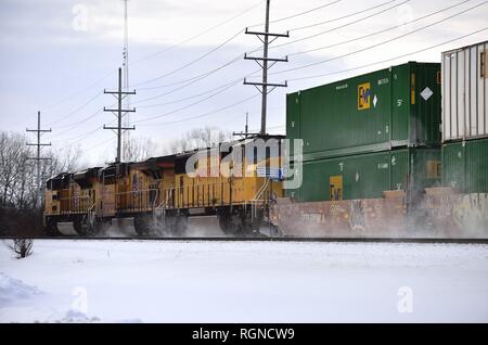 Geneva, Illinois, USA. Die Union Pacific Railroad Güterzug erregt Schnee, wie es in Richtung Westen Köpfe aus Chicago. Stockfoto