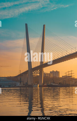 Wladiwostok, Russia-January 29, 2019: vertikale Landschaft mit Blick auf den Golden Bridge bei Sonnenuntergang. Stockfoto