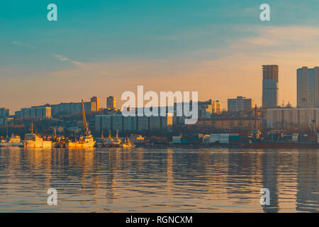 Wladiwostok, Russia-January 29, 2019: Städtische Landschaft mit Blick auf das Meer Küste mit Gebäuden und Schiffen. Stockfoto