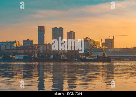 Wladiwostok, Russia-January 29, 2019: Städtische Landschaft mit Blick auf das Meer Küste mit Gebäuden und Schiffen. Stockfoto