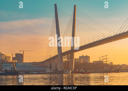 Wladiwostok, Russia-January 29, 2019: Landschaft mit Blick auf den Golden Bridge bei Sonnenuntergang Stockfoto