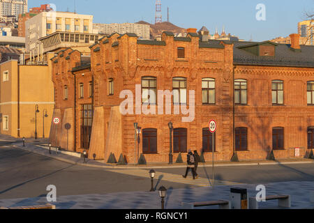 Wladiwostok, Russia-January 29, 2019: Stadt Landschaft mit Blick auf die Promenade mit wandern Menschen. Stockfoto