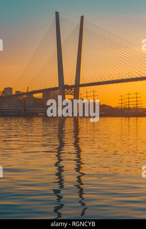 Wladiwostok, Russia-January 29, 2019: vertikale Landschaft mit Blick auf den Golden Bridge bei Sonnenuntergang. Stockfoto