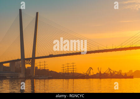 Wladiwostok, Russia-January 29, 2019: Landschaft mit Blick auf den Golden Bridge bei Sonnenuntergang Stockfoto