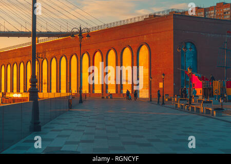 Wladiwostok, Russia-January 29, 2019: Stadt Landschaft mit Blick auf die Promenade mit wandern Menschen. Stockfoto