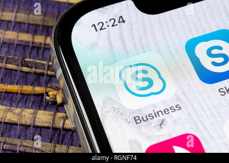 Sankt-Petersburg, Russland, Dezember 5, 2018: Skype Business Application Icon auf dem Apple iPhone X Bildschirm des Smartphones. Skype Business Messenger app Stockfoto