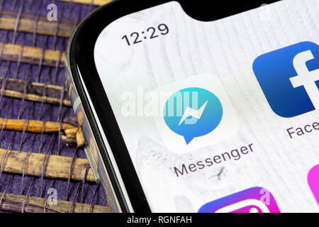 Sankt-Petersburg, Russland, Dezember 5, 2018: Facebook Messenger Symbol auf Apple iPhone X-close-up. Facebook Messenger Symbol der App. Online Stockfoto