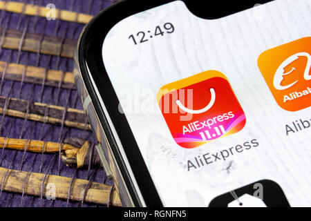 Sankt-Petersburg, Russland, Dezember 5, 2018: Aliexpress Symbol auf Apple iPhone X Bildschirm des Smartphones. Aliexpress App Symbol. Aliexpress.com ist po Stockfoto