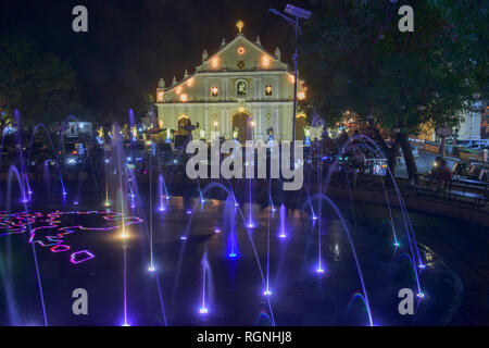 Magic Fountain Show in der St. Paul Kathedrale, Vigan, Ilocos Sur, Philippinen Stockfoto