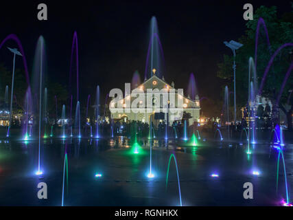 Magic Fountain Show in der St. Paul Kathedrale, Vigan, Ilocos Sur, Philippinen Stockfoto