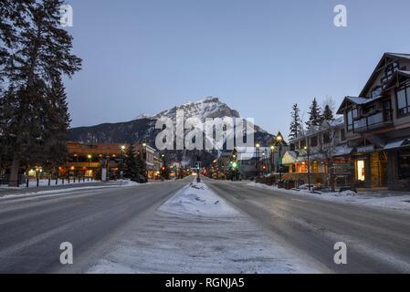 Der frühe Winter morgen Blick auf Banff Avenue mit Cascade Mountain im Hintergrund. Stockfoto