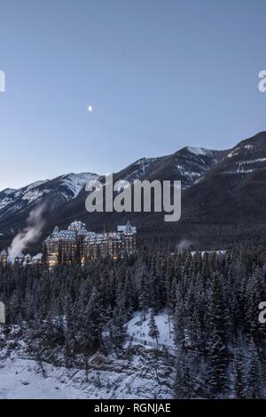 Am frühen Morgen Sonne beleuchtet die schneebedeckten Berge in der Nähe von Banff, Alberta, Kanada. Stockfoto