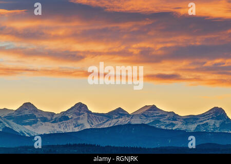 Die Sonne in einer Flamme des schönen hellen Farben in den kanadischen Rockies vor den Toren des Banff National Park in der Provinz Alberta. Stockfoto
