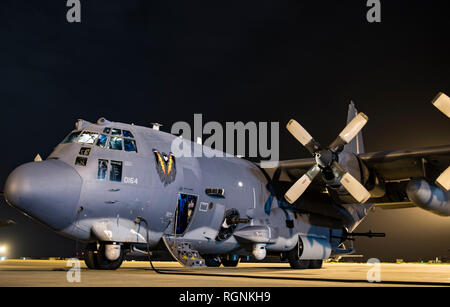 Ein US Air Force AC-130 U Spooky Gunship aus dem 4 Special Operations Squadron bei Hurlburt Field, Fl., bereitet Close Air Support während eines Angriffs- und Unfallversicherung Evakuierung mission Flug als Teil der Übung Emerald Krieger 19, Jan. 22, 2019 zu stellen. Emerald Krieger bietet Jährliche realistische und relevante einsatzvorbereitenden Ausbildung umfasst mehrere gemeinsame operative Bereiche Special Operations Forces, konventionelle Kraft Enabler vorzubereiten, Partner Nationen und Interagency Elemente mit und Execute full spectrum Spezielle in einem komplexen und unsicheren irregulären Krieges secur Operationen integrieren Stockfoto