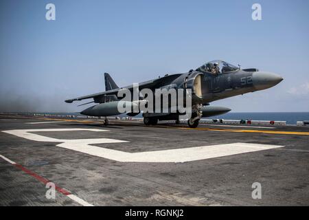 190127-N-WH 681-1103 5. US-Flotte EINSATZGEBIET (Jan. 27, 2019) Ein AV-8B Harrier zieht aus der Flight Deck der Wasp-Klasse amphibisches Schiff USS Kearsarge (LHD3). Kearsarge ist das Flaggschiff der Kearsarge amphibische Gruppe und bereit, mit der begonnen 22 Marine Expeditionary Unit, ist in die USA 5 Flotte Bereich der Maßnahmen zur Unterstützung der Marine im Einsatz für die Stabilität und Sicherheit in der Region zu gewährleisten und verbindet das Mittelmeer und den Pazifischen Raum durch den westlichen Indischen Ozean und drei strategischen Punkten ersticken. (U.S. Marine Foto von Masse Kommuniz Stockfoto