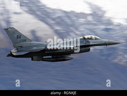 Ein US Air Force F-16 Fighting Falcon zieht aus Aviano Air Base, Italien, Jan. 28, 2019. Der 31 Fighter Wing verfügt über eine vielfältige Combat Mission Stellen einschließlich der 36th und 510th Fighter Squadrons, 56th und 57th Rescue Staffeln und die seiner 606. Air Control Squadron. (U.S. Air Force Foto von Airman 1st Class Kaleb, Haus) Stockfoto