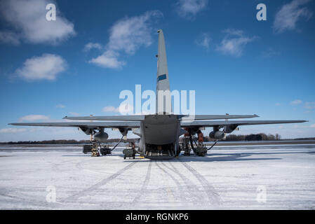 Flieger von der 179th Airlift Wing, Mansfield, Ohio, arbeiten in subzero Windschauer auf das Fahrwerk einer C-130H Hercules, Jan. 25, 2019. Die C-130 ist von der 136. Airlift Wing, Texas Air National Guard, Naval Air Station gemeinsame Mindestreservebasis Fort Worth, Fort Worth, Texas stationiert. (U.S. Air National Guard Foto von Tech. Sgt. Joe Harwood) Stockfoto