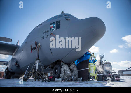 Flieger von der 179th Airlift Wing, Mansfield, Ohio, arbeiten in subzero Windschauer auf das Fahrwerk einer C-130H Hercules, Jan. 25, 2019. Die C-130 ist von der 136. Airlift Wing, Texas Air National Guard, Naval Air Station gemeinsame Mindestreservebasis Fort Worth, Fort Worth, Texas stationiert. (U.S. Air National Guard Foto von Tech. Sgt. Joe Harwood) Stockfoto