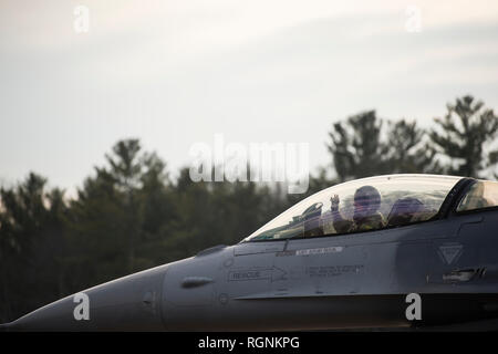 Ein Pilot der 134 Fighter Squadron zugeordnet, 158 Fighter Wing, bereitet dem Taxi eine F-16 Fighting Falcon an der Vermont Air National Guard, Jan. 5, 2019. Das Vermont Air National Guard wurde fliegen F-16 s seit 1986 und bereitet sich auf die Mission ändern und F-35 Ankunft in 2019. Stockfoto