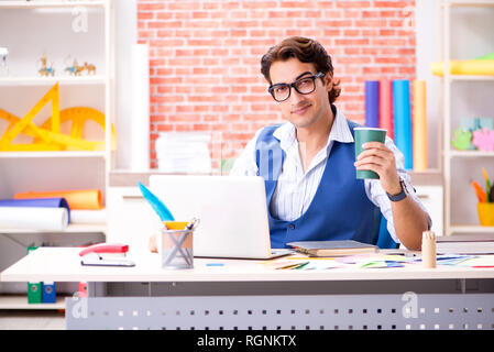 Junge Designer freelancer Arbeiten am neuen Projekt Stockfoto