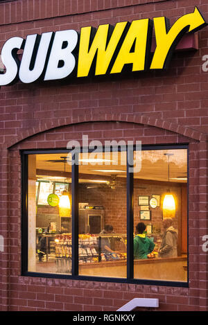 U-Bahn Fast Food Restaurant, das für seine U-Boot footlong Sandwiches bekannt, in Lilburn, Georgia. (USA) Stockfoto